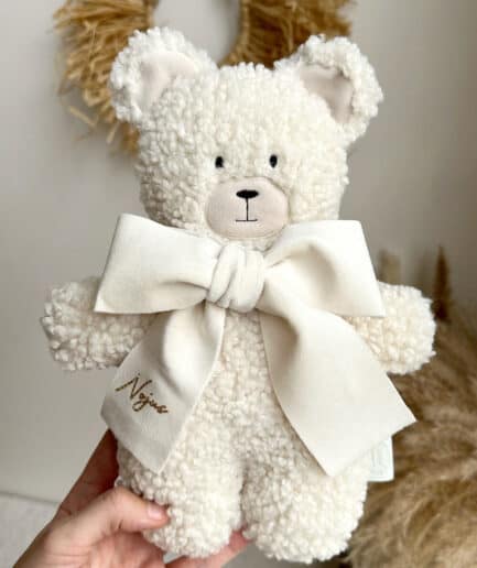 Minkštas baltas meškiukas TEDDY III su kaspinu, žaislas vaikams.