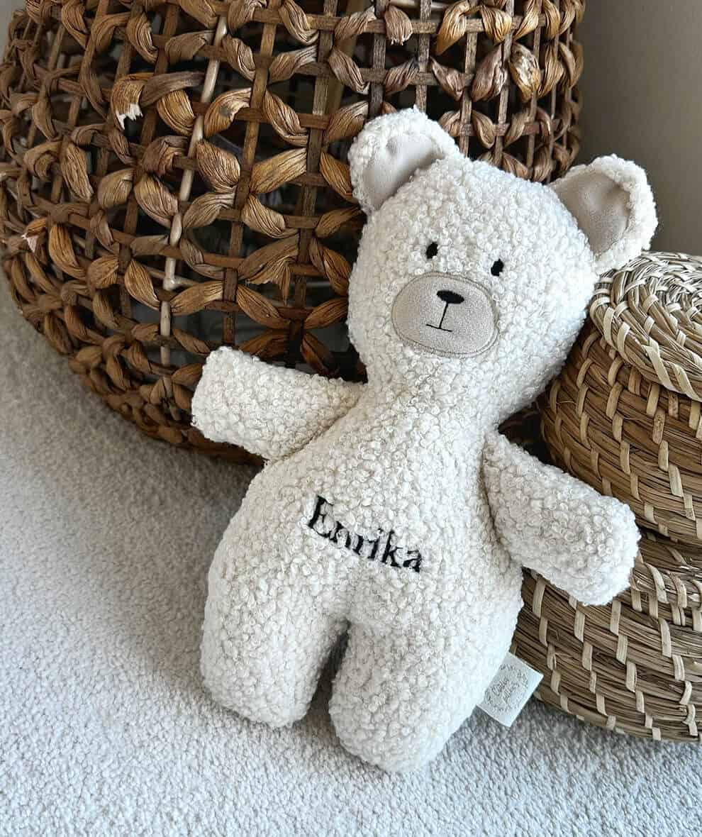 Mėgstamiausias meškiukas TEDDY II žaislas Minkštas baltas meškiukas TEDDY II, rankų siuvinėta Emiliuko vardu.