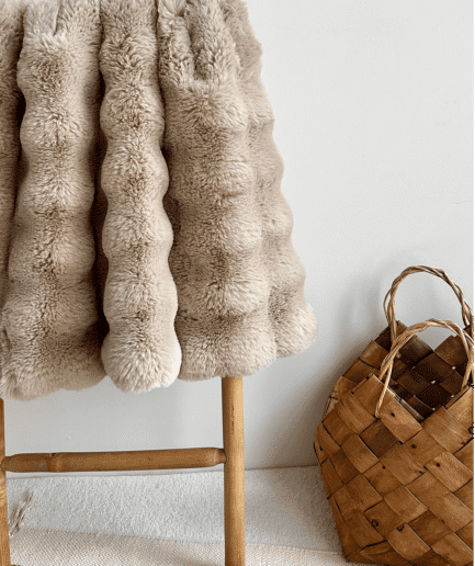 BUBBLE | dirbtinio kailio vaikiškas pledas | smėlio spalva