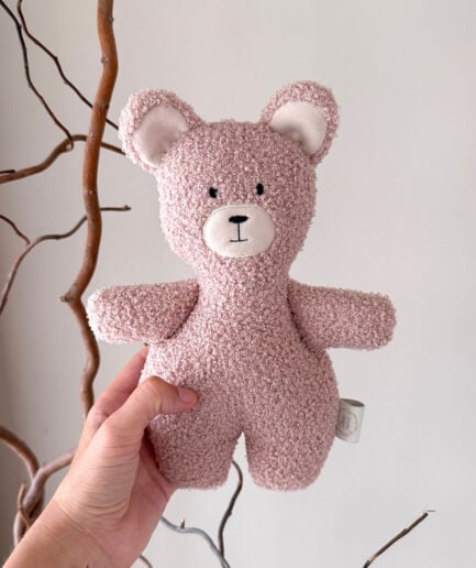 Mažas minkštas meškiukas, puiki dovana su smėlio ir šviesios pelėdų rožės motyvu.