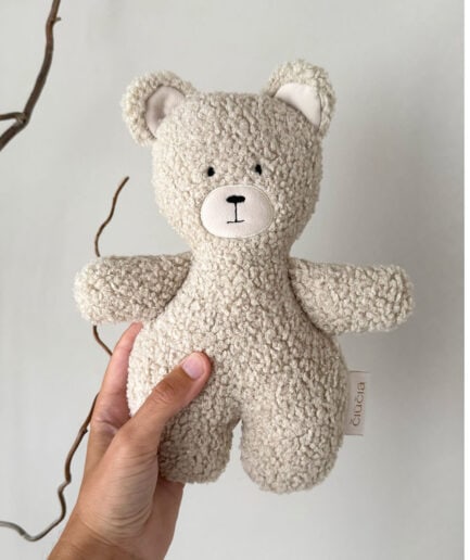 Mellow Loom rankų darbo meškiukas, minkštas ir patogus žaislas vaikams.