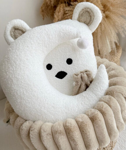 Baltas meškiukas su žaismingu veidu, minkštas ir jaukus, puikus dovanos pasirinkimas.