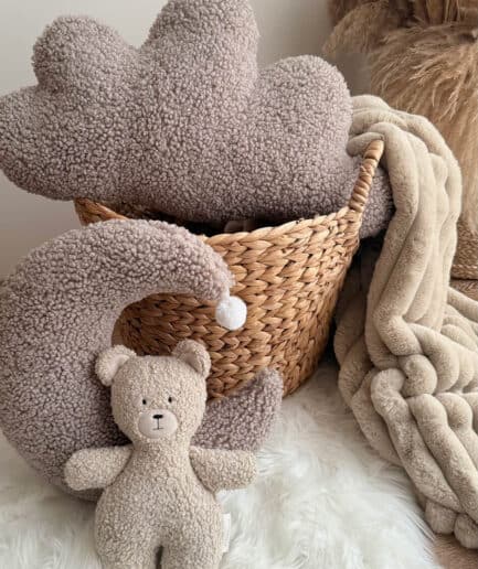 Plush dovanų rinkinys su meškiuku ir minkštais tekstilės gaminiais.