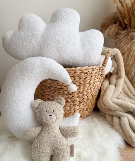 Dovanų rinkinys su baltais ir smėlio spalvos aksesuarais, minkšti žaislai ir dekoro elementai.