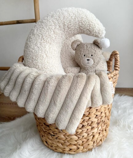 ECRU ir smėlio spalvos vaiko dovanų rinkinys su meškiuku ir dekoro elementais.