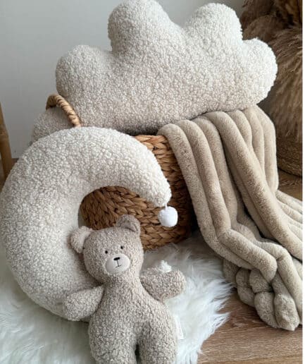 ECRU ir smėlio spalvos dovanos rinkinys su minkštais tekstilės elementais.