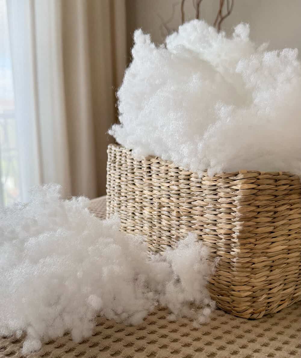 PES pluošto kamuoliukų kamšalas PES pluošto kamuoliukų kamšalas, 1 kg, tinkamas apmušalams ir izoliacijai. Aukštos kokybės, ekologiš.