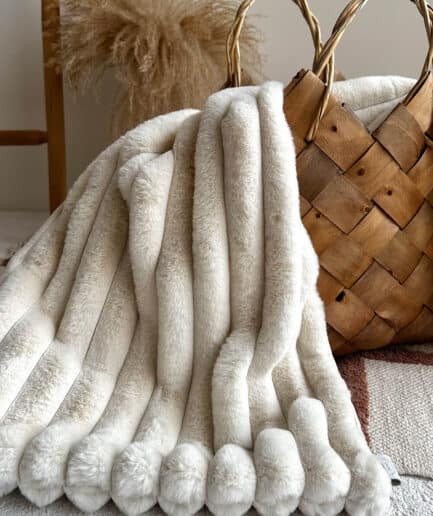 Balta kailio antklodė ir dovanų rinkinys, puikus pasirinkimas šventėms.