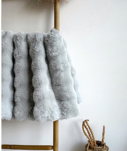 Mažas pilkas pūkų dovanų rinkinys, puikiai tinka šventėms ir dovanoms.