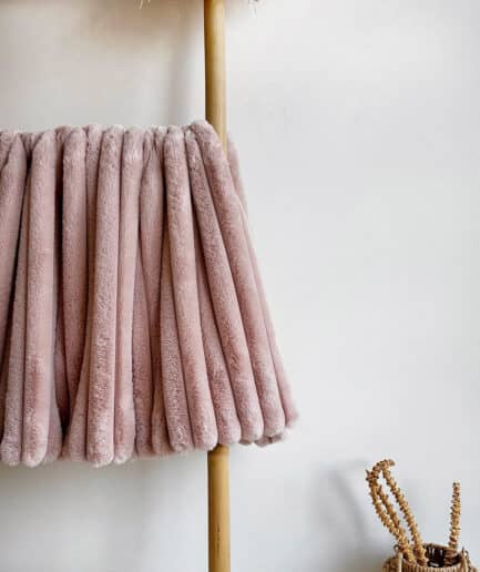 Didelis dovanų rinkinys su balta ir pelėdų rožės spalvomis, elegantiškas ir stilingas.