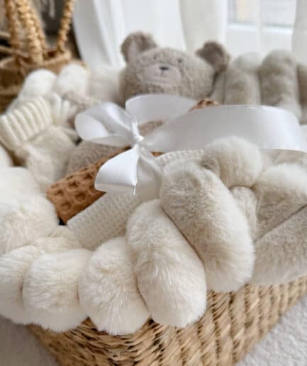 Švelnus ir jaukus mažas dovanų rinkinys su ecru ir smėlio spalvos aksesuarais.