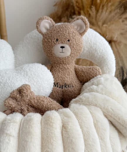 Minkštas meškiukas kaip dovana, įsikūręs baltoje ir kakavos spalvos dovanų rinkinyje. Puiki dovana b.