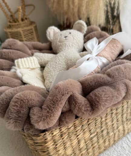 Mažas dovanų rinkinys su minkštu meškiuku, kakava ir ecru spalvos aksesuarais.