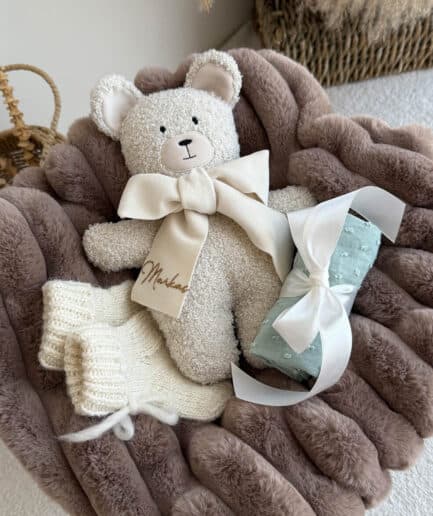 Mažas dovanų rinkinys su meškiuku, kakava ir ecru spalvomis, puikus pasirinkimas dovanai.