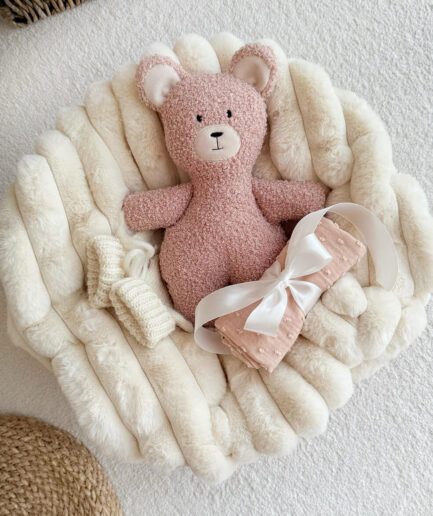 Minkštas vaikiškas meškiukas ir dovanos rinkinys ECRU ir šviesiai pelėdų rožės spalvomis.