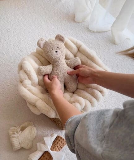 Minkštas žaislas meškiukas su dovanų rinkiniu ECRU ir smėlio spalvos.