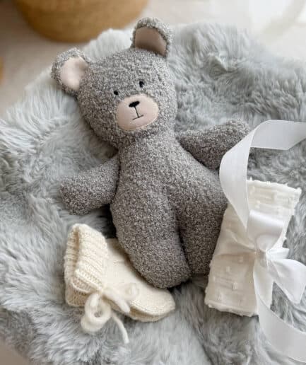 Plastikinis meškiukas, kojinės ir dovanų dėžutė.