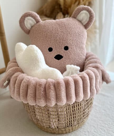 Minkštas meškiukas ir žaislas dovanų rinkinyje, švelni tekstūra, mielas dizainas.