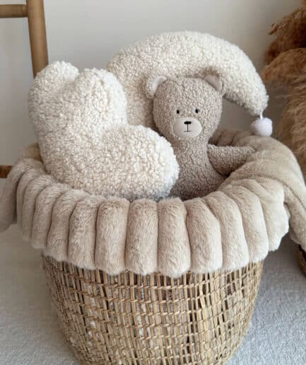 Dovanų rinkinys su minkštu meškiuku ir žaisliukais, puikus gimtadieniui ar šventei.