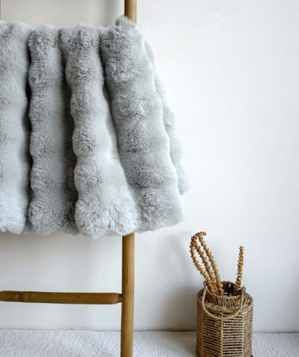 Pilkas vaikiškas dirbtinio kailio pledas, Mellow Loom, 80x100 cm, švelnus ir jaukus vaikų kambariui.