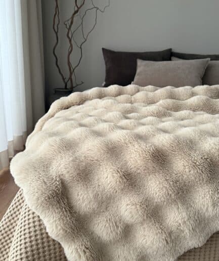 Dvipusis dirbtinio kailio pledas smėlio spalvos, 160x230 cm, Mellow Loom.