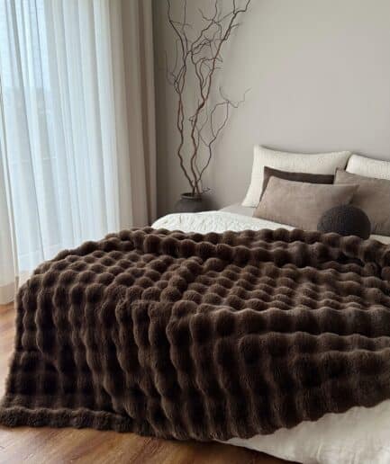 Dirbtinio kailio pledas, šokolado spalva, miegamajame, jaukus ir šiltas.