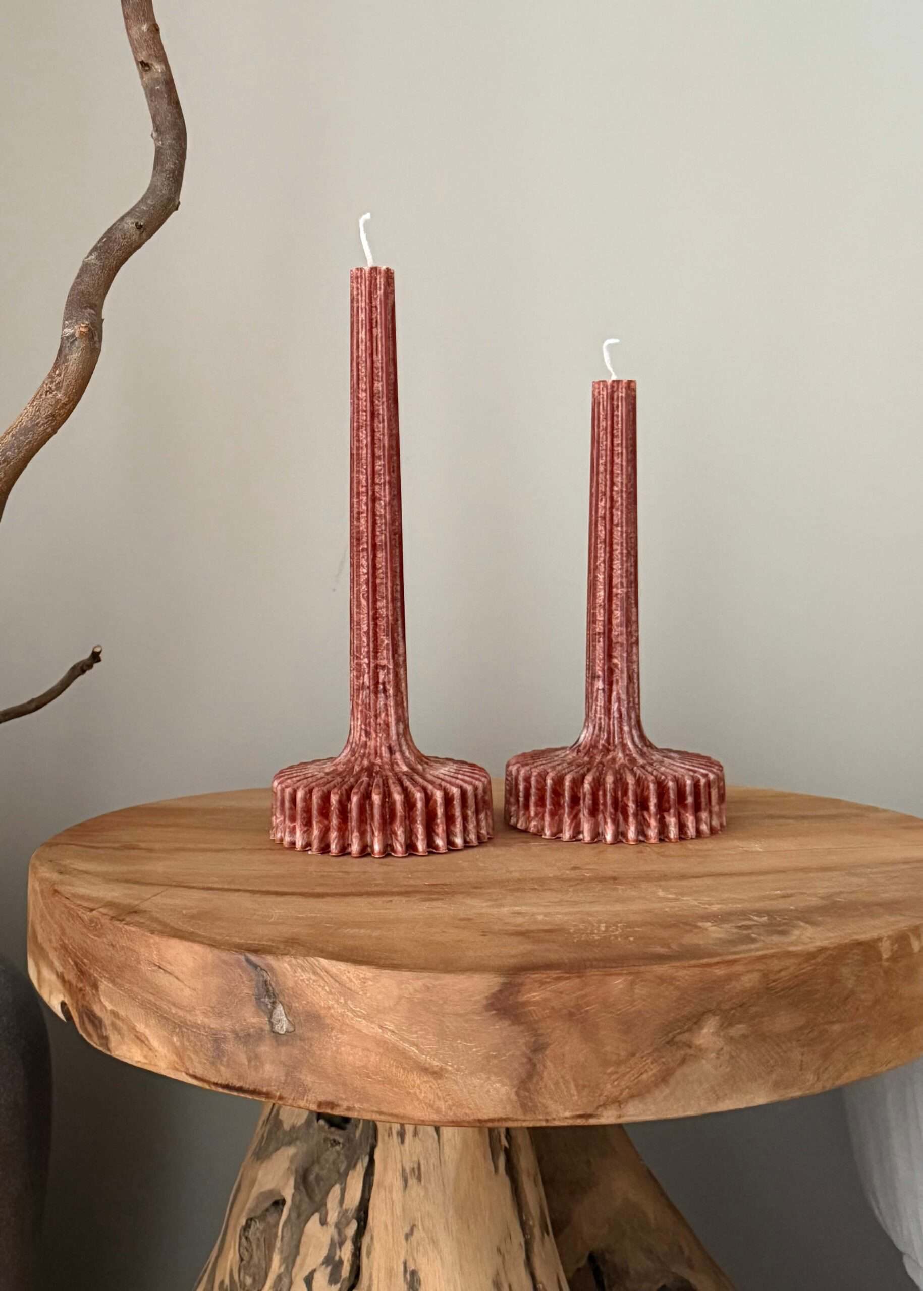 Lempos su palmių vaško žvakėmis Dvi rankų darbo palmių vaško žvakės ant medinio stalo.