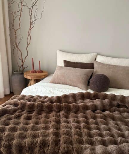 Šilkinis kailio lovos užtiesalas, sukurtas komfortui ir stiliui namuose.