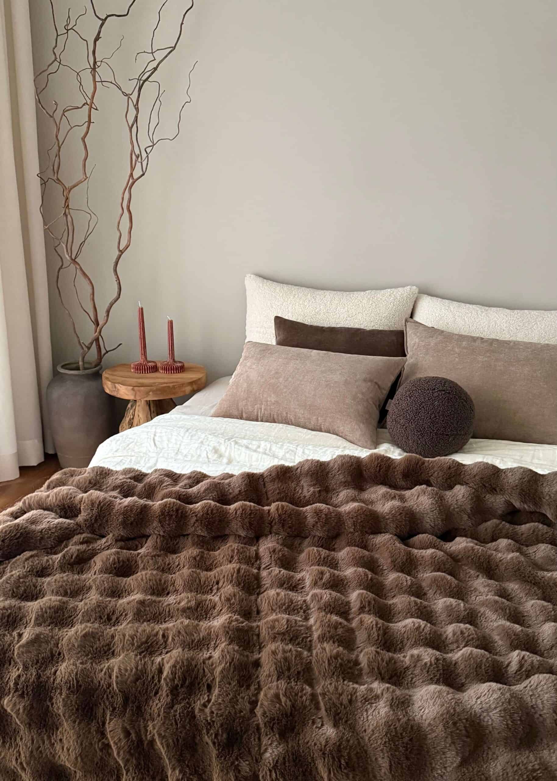 Šilkinis kailio lovos užtiesalas Šilkinis kailio lovos užtiesalas, sukurtas komfortui ir stiliui namuose.