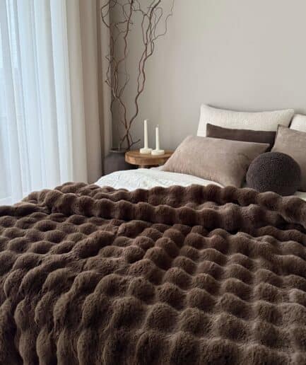 Dirbtinio kailio pledas, šokolado spalva, miegamajame.