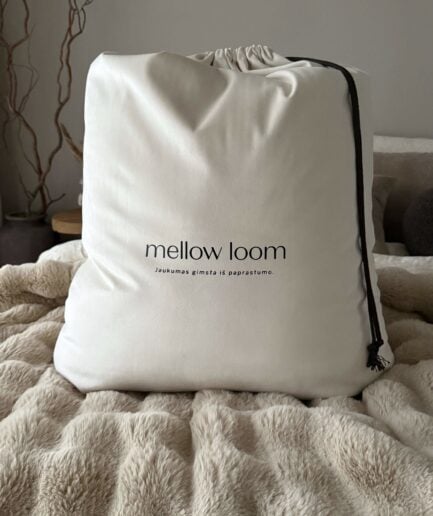 Vaikiškas pledas iš dirbtinio kailio Mellow Loom, pilkas rūkas spalvos, švelnus ir jaukus.