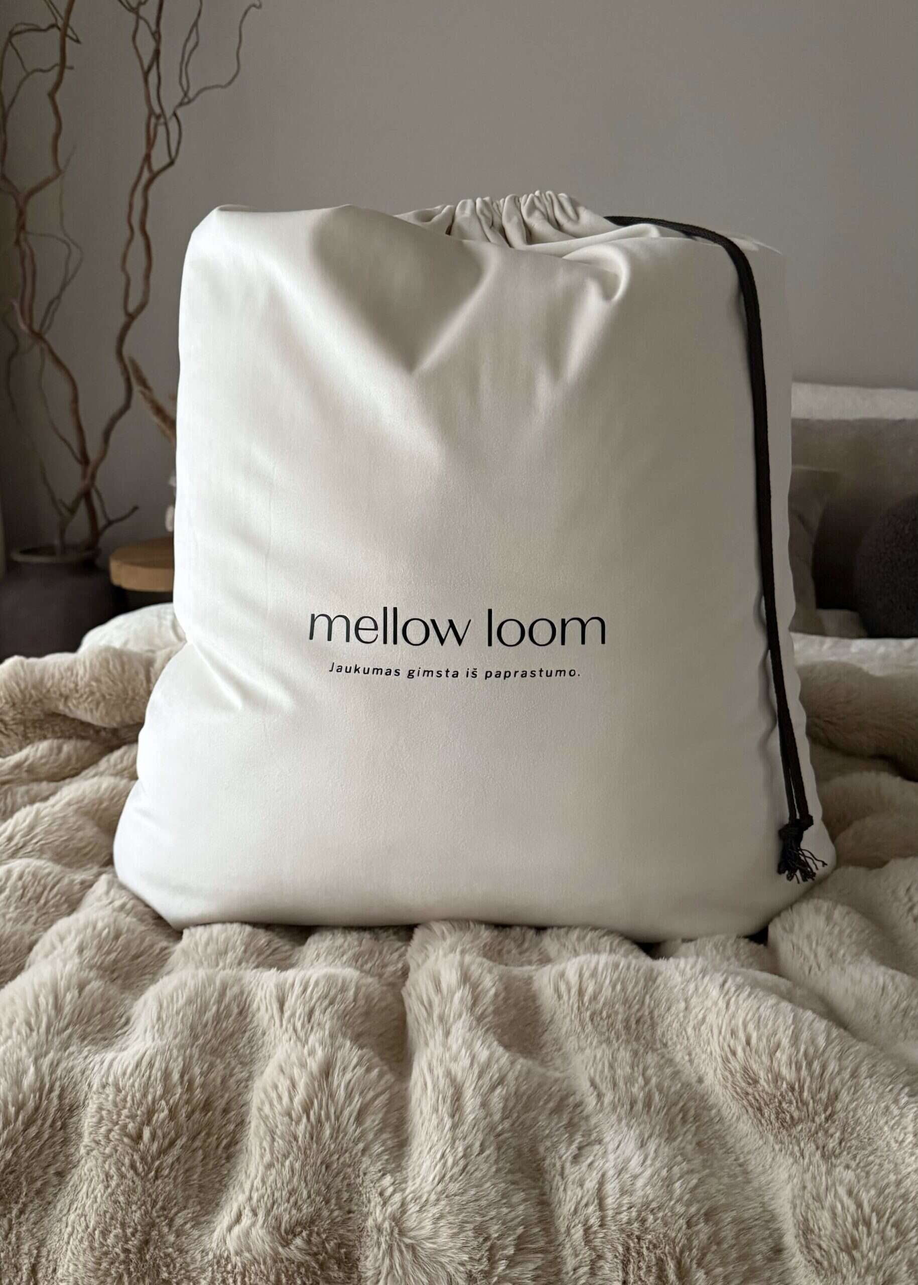 Mellow Loom vaikiškas pledas su dirbtiniu kailiu Vaikiškas pledas iš dirbtinio kailio Mellow Loom, pilkas rūkas spalvos, švelnus ir jaukus.