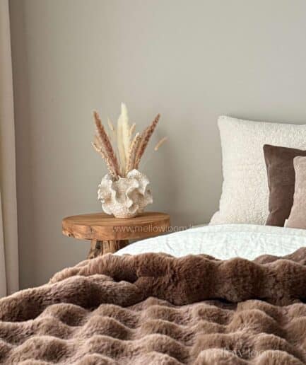 Natūralių keramikos vazų su smėlio spalvos apdaila, rankų darbo, modernus ir ekologiškas dizainas.