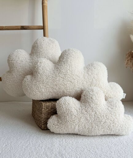 Dekoratyvinės debesų formos pagalvėlės, baltos, jaukios namų dekoro detalės.