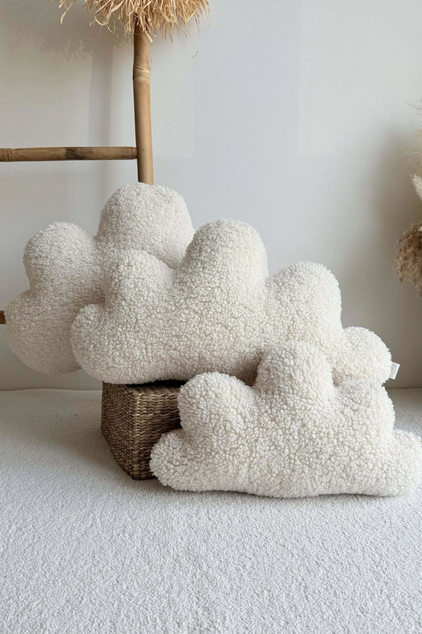 Minkšti debesų dekoratyviniai pagalvėlės Dekoratyvinės debesų formos pagalvėlės, baltos, jaukios namų dekoro detalės.