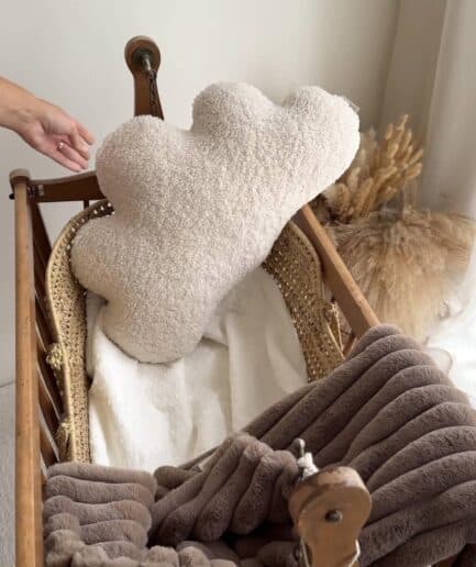 Platus rankų darbo namų aksesuarų pasirinkimas, įskaitant pagalves ir dekoro elementus.