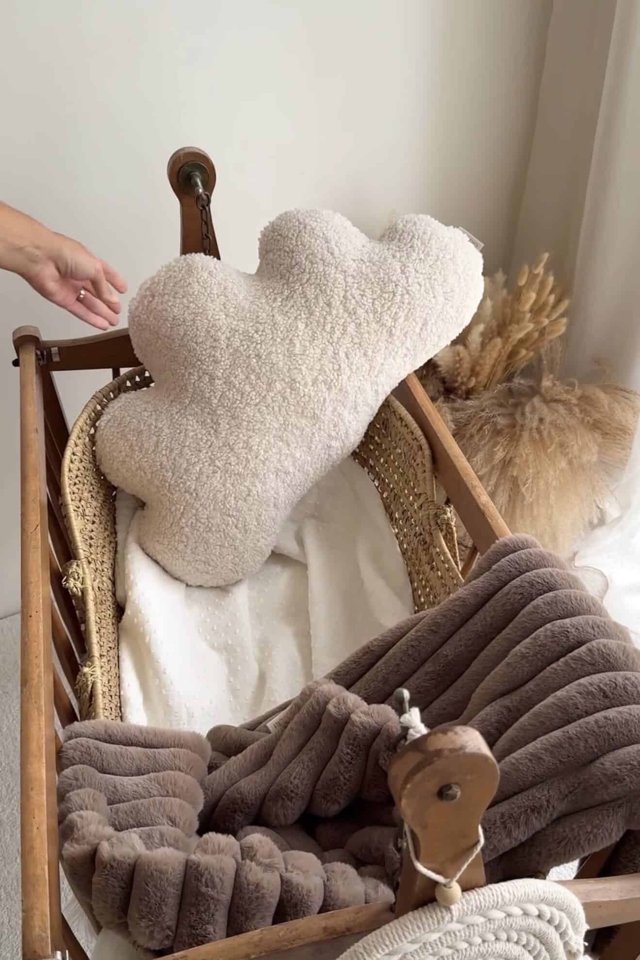 Mellow Loom - jaukūs namų aksesuarai Platus rankų darbo namų aksesuarų pasirinkimas, įskaitant pagalves ir dekoro elementus.