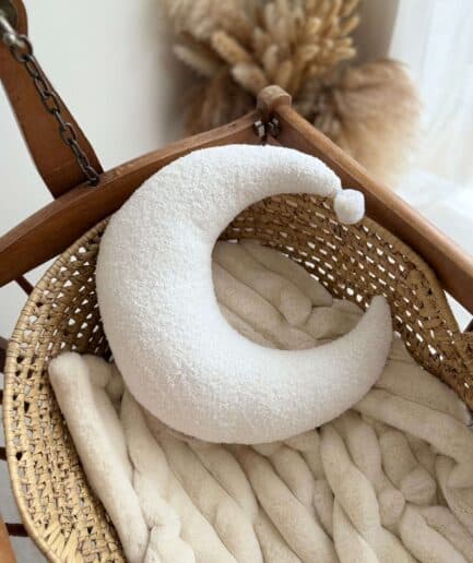 Dekoratyvus mėnulio formos molio ornamentas, puikiai tinka interjero apdailai.