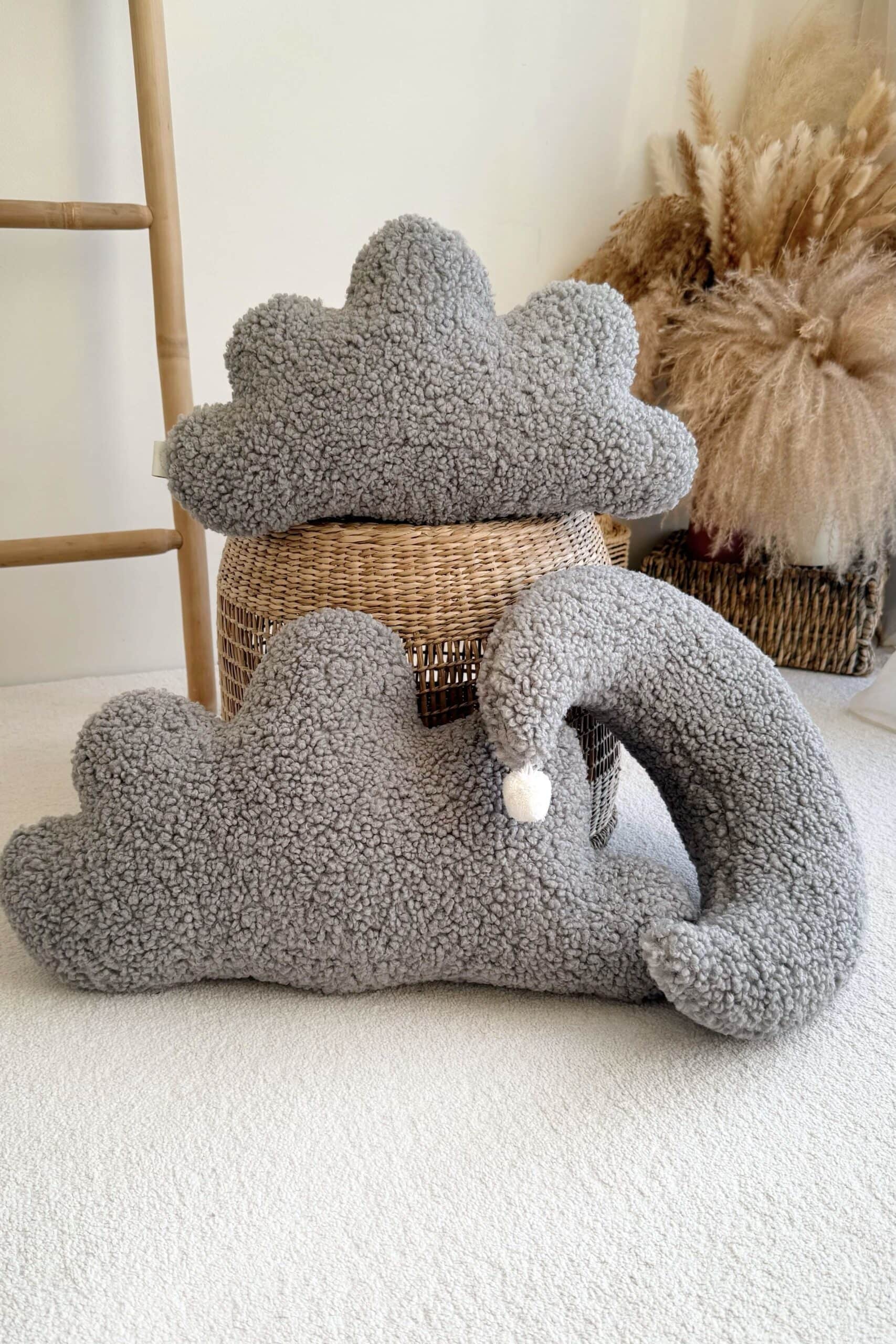 Minkšti pilki debesėliai dekoracijai Minkšti pilki debesėliai dekoratyviniai pagalvėlės vaikų kambariui.