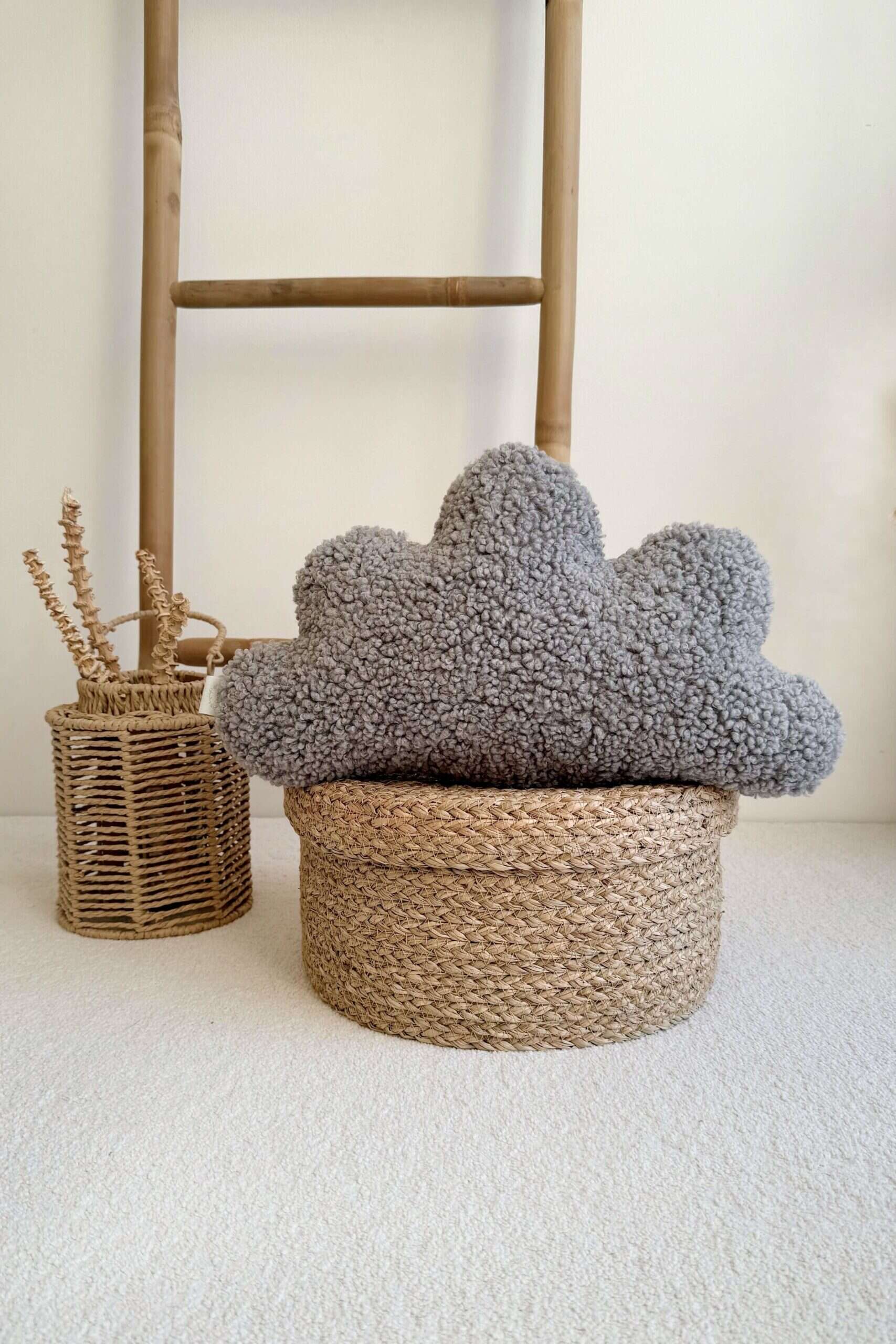 Mellow Loom - Dekoratyvinė pagalvėlė debesėlis Dekoratyvinė pilkos spalvos debesėlio formos pagalvėlė, puikiai tinka interjero akcentams.