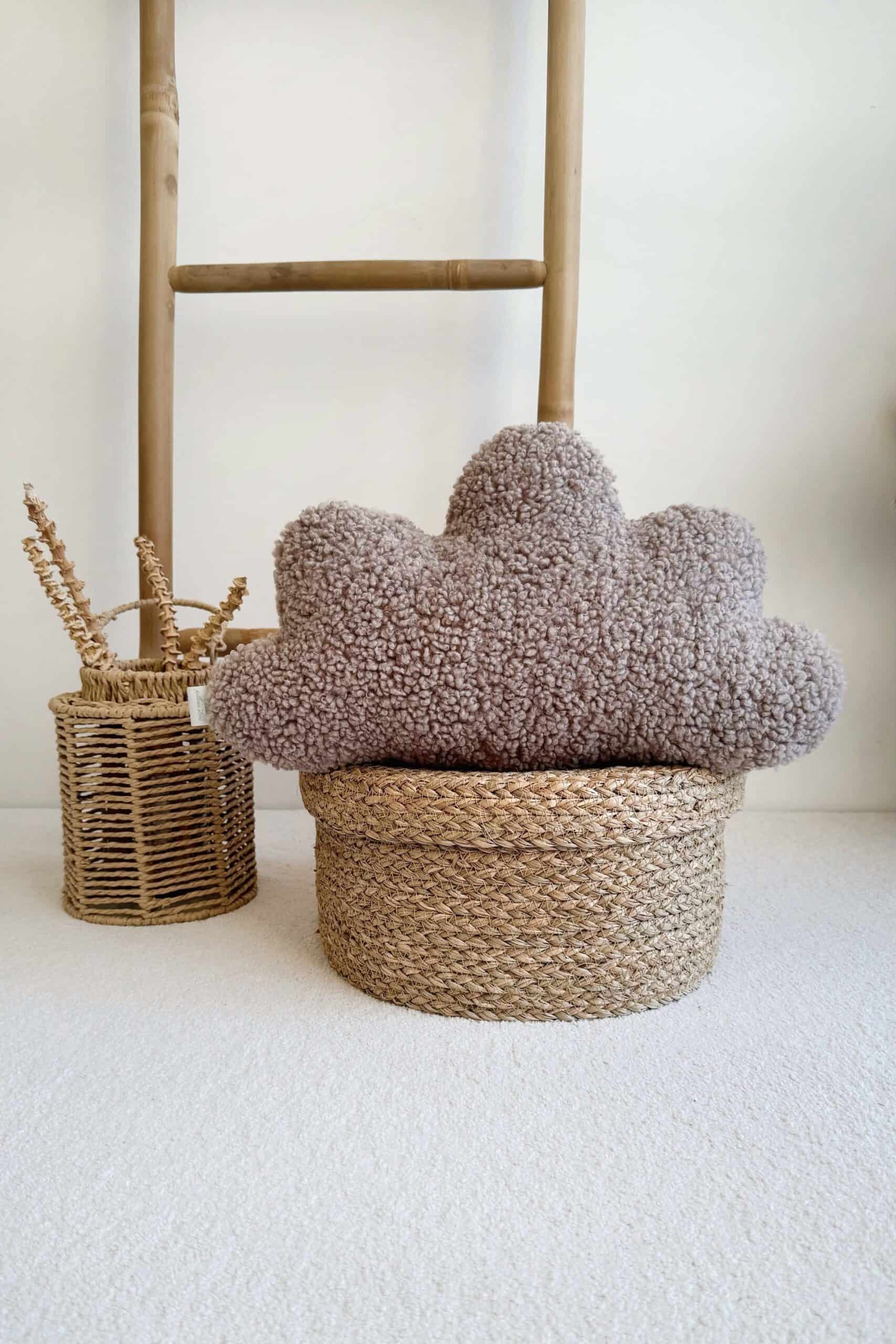 Mellow Loom rankšluostis su debesų formos formos Rankšluostis su debesų formos dizainu, pagamintas iš minkštos ir jaukios medžiagos.