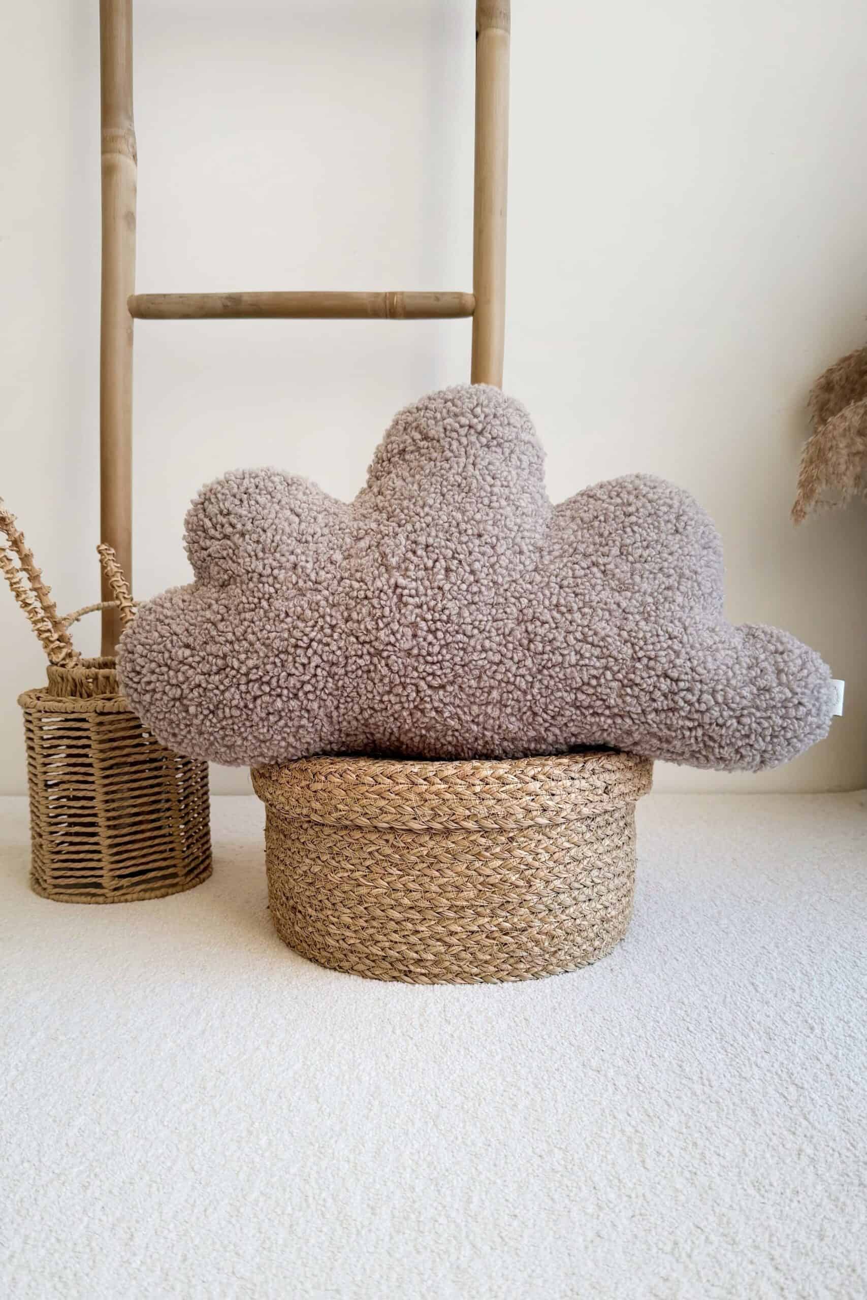 Minkštas debesėlio pagalvėlė vaikų kambariui Plati, švelni debesėlio formos pagalvėlė, skirta vaikų kambariui ar interjero dekoracijai.