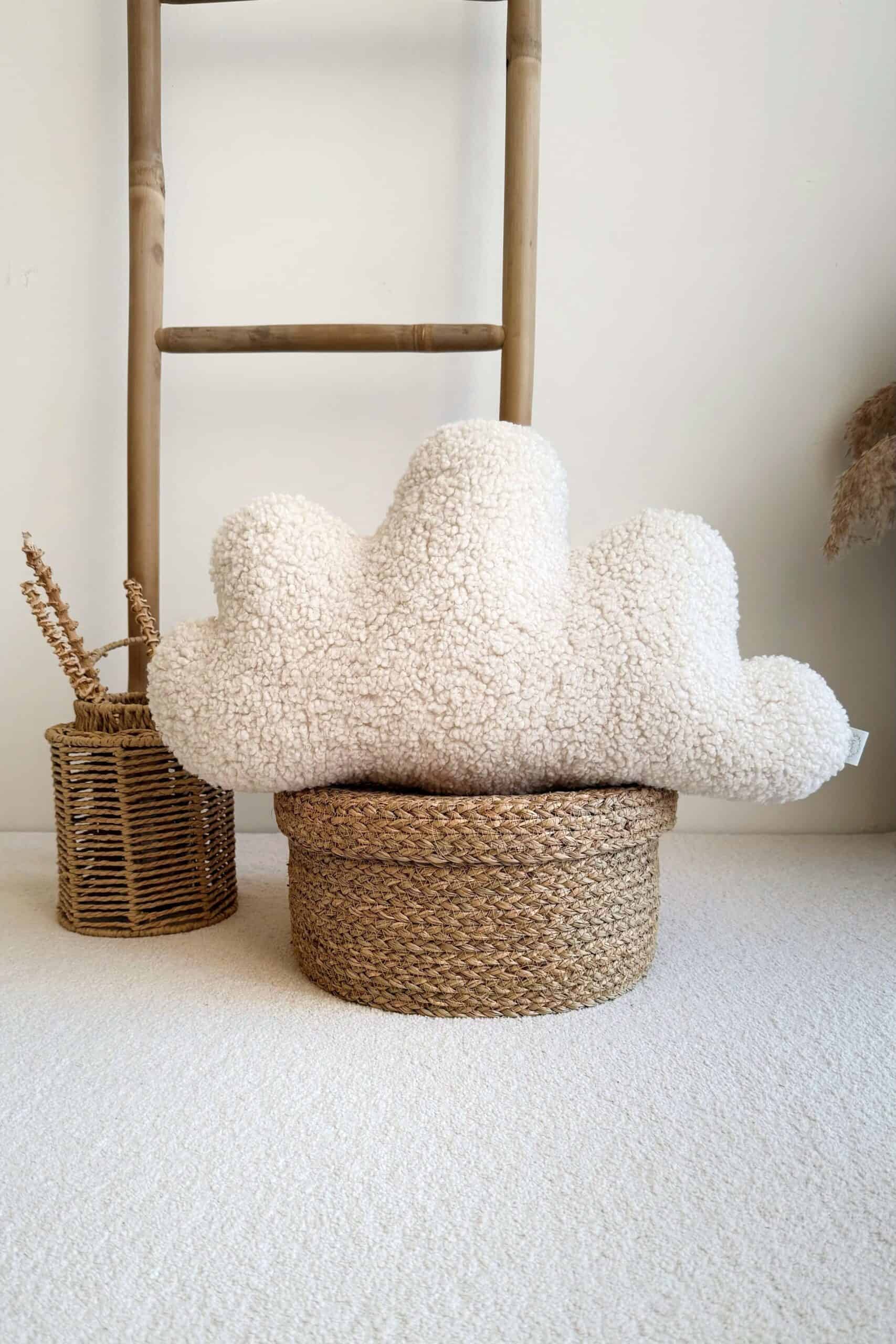 Minkštas debesėlio formos kilimas Švelnus debesėlio formos kilimas, pagamintas iš jaukaus audinio, puikiai tinka vaikų kambariui ar mo.