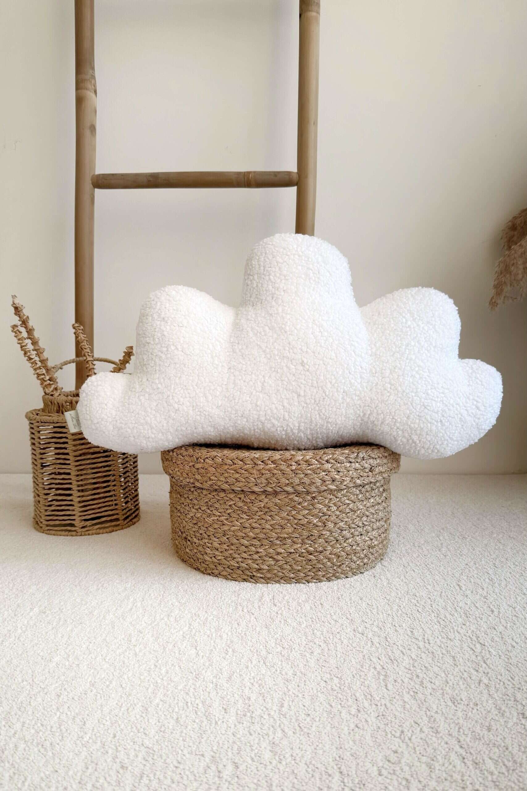 Minkštas debesų dekoras Švelnus debesų formos dekoras iš baltos tekstūros medžiagos, įrėmintas į pintinę vazą.