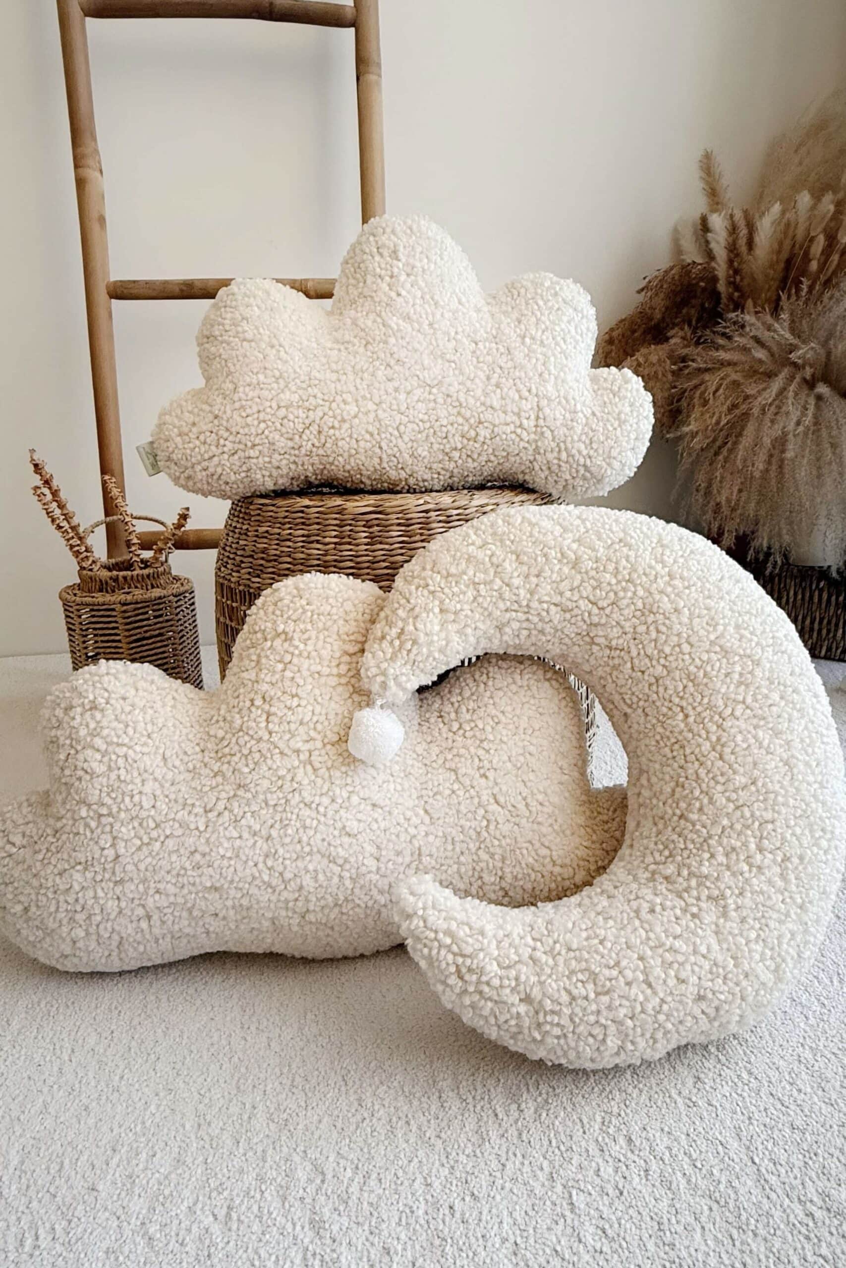 Minkšti debesų dekoratyviniai pagalvėlės Dekoratyvinės debesų formos pagalvėlės, pagamintos iš minkštos tekstilės.