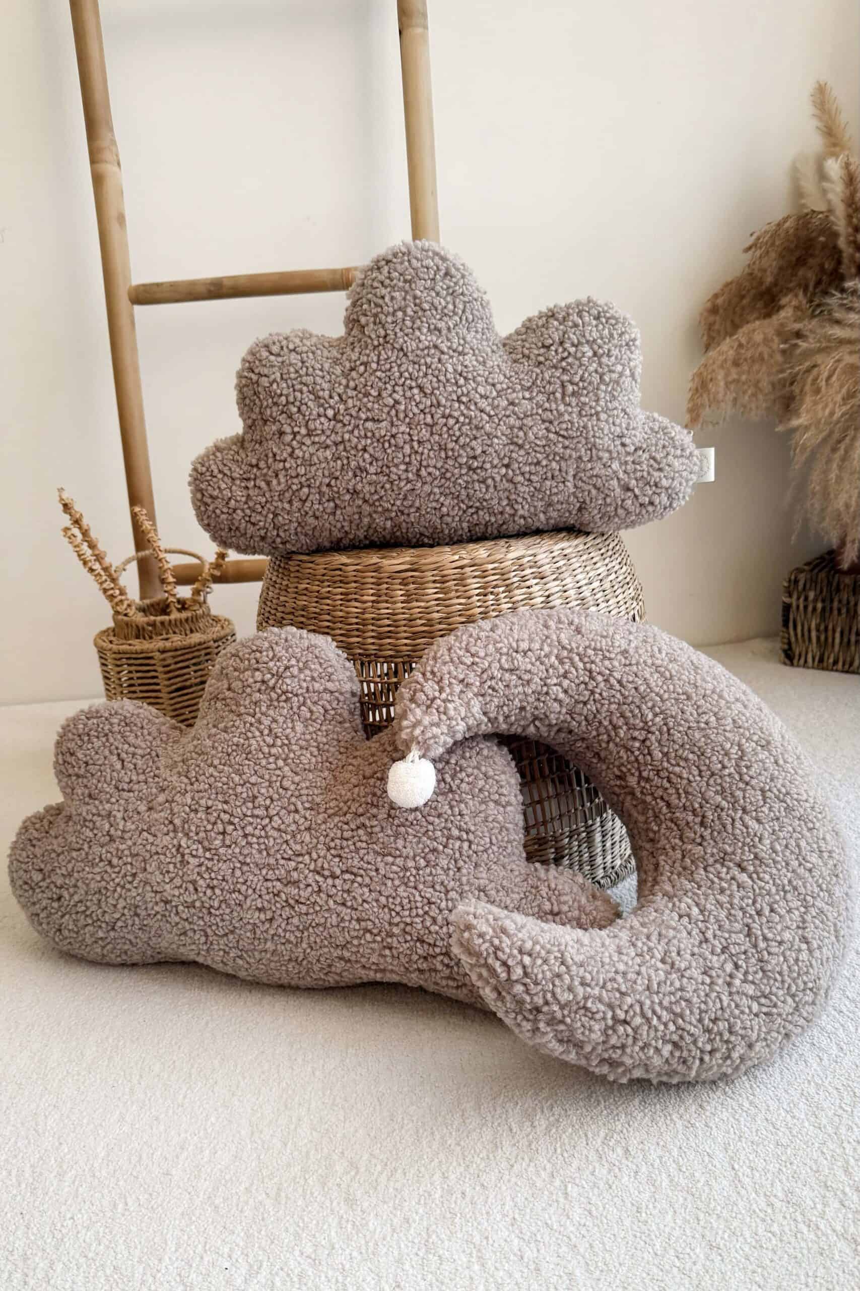 Minkšti debesėliai ir mėnulis iš vilnos Švelnūs debesėliai ir mėnulis iš vilnos, dekoratyviniai namų aksesuarai.