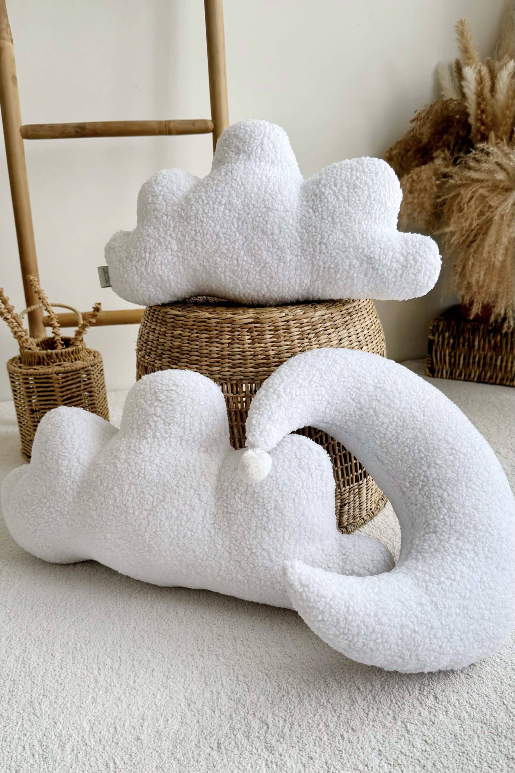 Minkšti debesų dekorai vaikų kambariui Dekoratyvūs debesų formos pagalvėlės vaikų kambariui.