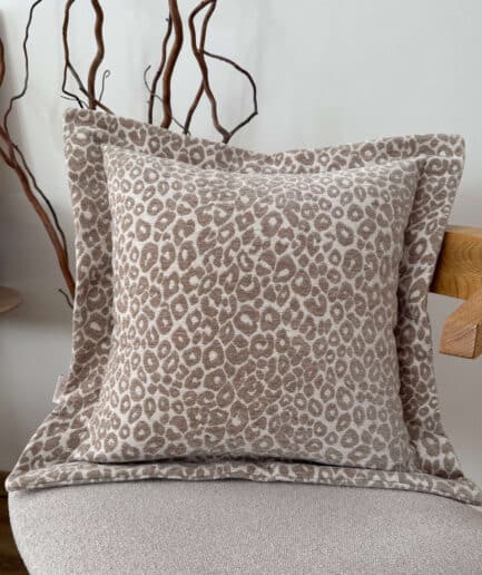 Leopardinės pagalvės, dekoratyvinės pagalvėlės, namų interjeras.