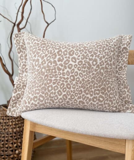 Leopardinės pagalvės užvalkalas, pagamintas iš aukštos kokybės audinio, puikiai tinka namų interjeru.