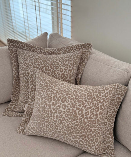 Aukšti leopardų rašto pagalvėlės, puikiai tinka namų interjerui.